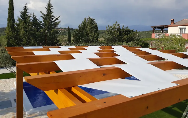Nadstrešnica sa statičnom zasjenom